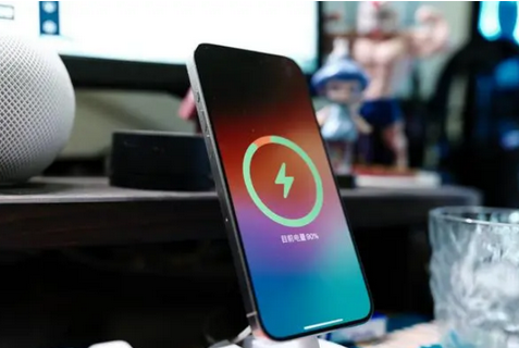 定南苹果15换屏服务分享用什么充电器给iPhone15充电更好 